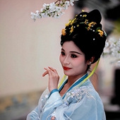 ӣ�����µ���Ů