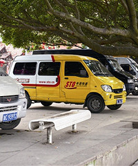 公园空地成私人停车场续:违停车辆拟抄告管理