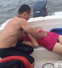难得去海边玩 救起2条命