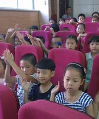 9月9日,别开生面的新生入学典礼,在学校的大会议室里,大家好兴