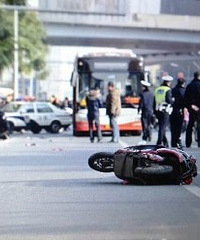 成都一辆71路公交车失控冲撞路人 致2死多伤
