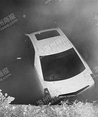 轿车深夜开进河里 司机说:和女友聊太嗨导致事故