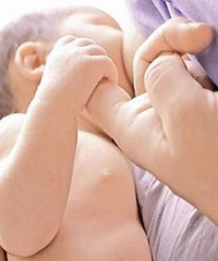 "宝宝吃饱母乳才是硬道理"