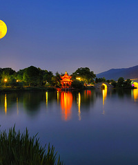 跨湖月夜