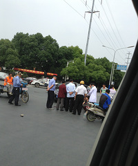开发区建设二路出车祸了。。这位阿姨流了好多血、、、