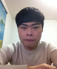 对面的女生看过来,这里有男宁一枚,走过这个村就没这个店了。