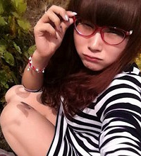 妹子你表情好委屈 肿么了~