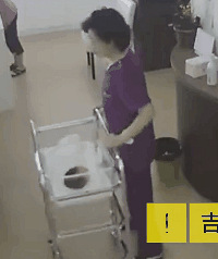 不可原谅 婴儿车被推翻娃摔地上