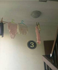在楼道里晒衣服 难道阳光过敏?