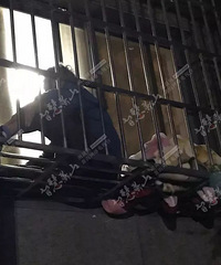 老人满是伤坐在防盗窗里一整天