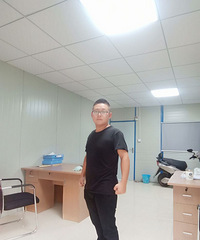 我个子不高,有点微胖,但是看上去成熟强壮