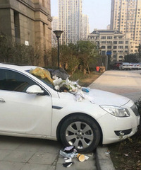 汽车被泼垃圾,这事你怎么看?