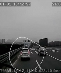 半路遇到女司机!这动作惊出汗