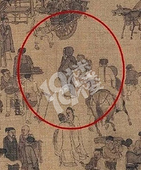这人为什么拿扇遮面?