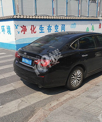 这车不让我就算了,还就要停斑马线上
