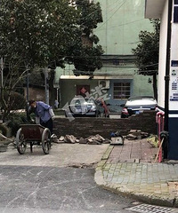 萧山一小区这样封道,是不是夸张了点?