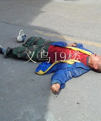 稠江路有人被撞了 躺在地上吐血 他说有人要杀他 有图有视频