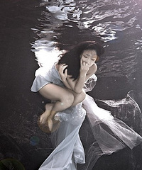水中拍摄的婚纱照 貌似有点高难度