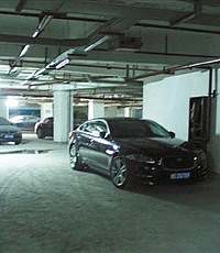 在义乌滨江国际小区刚停好车 背后就被"枪"顶着了