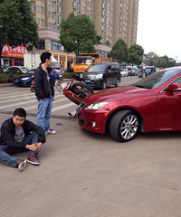 【随手拍】新科路上挂着红丝带的新车上路就发生车祸了