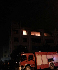神力工业园某箱包工厂着火,十几辆消防车紧急救援却出不了水