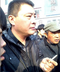 宝马男在义乌工业园区打女人 一记耳光妇女就被打飞了出去 图