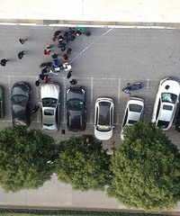 爆料:义乌福田大厦A区有个女子跳楼 砸在白色现代挡风玻璃上 图
