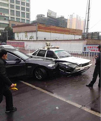 义乌银泰门口 土豪宝马VS警车桑塔纳 论坚硬度 警车完胜好么