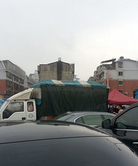 义乌兴中小区的临时停车场停满了“房车”其他车很难停进去 图