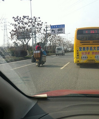 义乌环城北路上鸭梨山大的摩托车 两男一女在兜风 表情很销魂 图