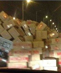 【随手拍】义乌商博路上“累跨”辆小货车 老板们能不加量吗