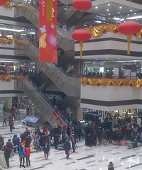 【随手拍】篁园市场大厅被外面的地摊主占领了 一秒变跳蚤市场