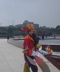 财神下凡到绣湖广场了 小伙伴们快点来讨个吉利 图