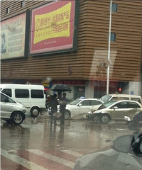 【随手拍】篁园市场三辆车碰撞在一起 雨雪天出行要注意安全