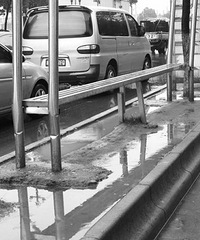 义乌戚继光路上的两个公交车停靠点 积水多地乘客没地方站
