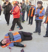 义乌环卫工被打倒地吐血不肯起身