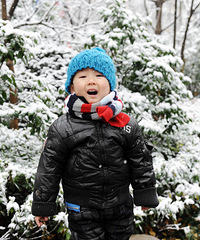 宝贝儿子出生到现在首次雪景秀。