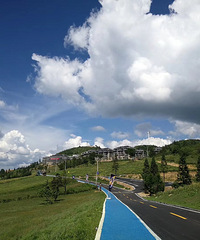 云阳龙岗岐山草场景区内避暑房