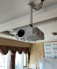 �ų��µ�ͶӰ������ȫ�׵ͼ۳�