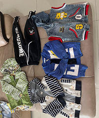 娃儿的衣服,五元、十元,给钱就拿走