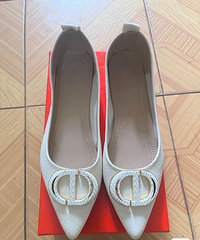 �������ɫ��Ь