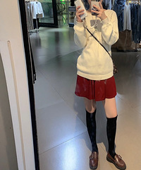 3. 品质羊绒白色毛衣和红色春季单裙。