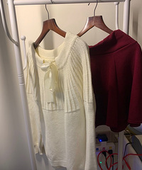 3. 品质羊绒白色毛衣和红色春季单裙。