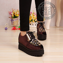 2013早春新款巴洛克刺绣毛呢复古绣花女包金