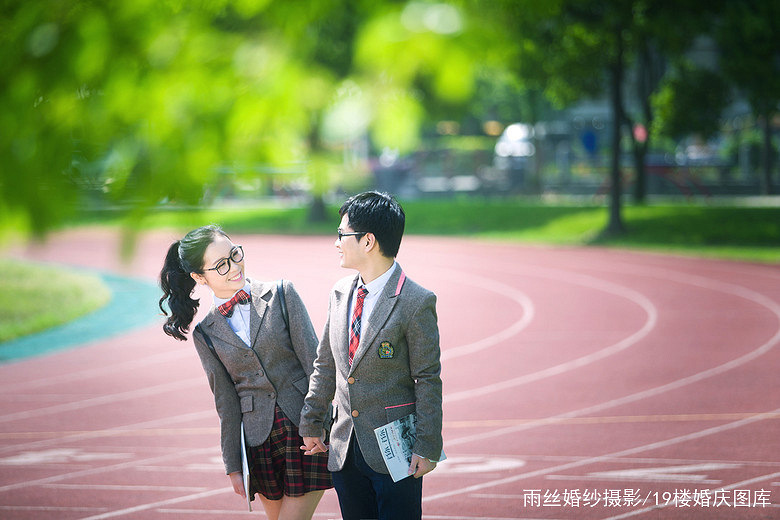 婚纱照挂在哪里既甜蜜又美观?!