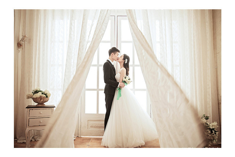 给化妆品坐模特怎样得姿势好看_好看的结婚照姿势_照相那样姿势好看