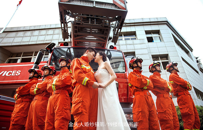 消防员的婚纱照