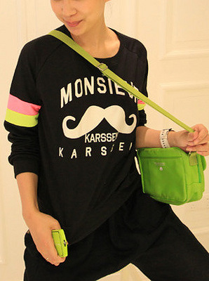 蜂叶 302583 品客帅气小胡子图案卫衣 2色 - 服