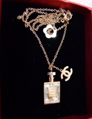 香奈儿首饰 2012玫瑰金香水瓶镶钻吊坠项链 明