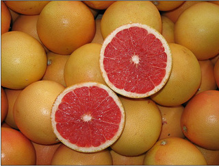 欣阳广场沃尔玛的西柚打折了,可以整点回去做